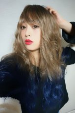 画像12: 《SALE》斜め分け毛先グラデーション染め☆リラックスウェーブロング【根元黒mix×ココナッツベージュ×毛先インディゴブルー】　 (12)