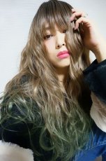 画像11: 【SALE】斜め分け毛先グラデーション染め☆リラックスウェーブロング【根元黒mix×ココナッツベージュ×毛先グリーングラデーション】　 (11)