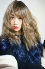 画像17: 《SALE》斜め分け毛先グラデーション染め☆リラックスウェーブロング【根元黒mix×ココナッツベージュ×毛先インディゴブルー】　 (17)