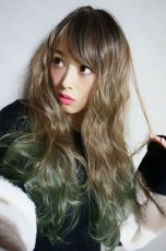 画像19: 【SALE】斜め分け毛先グラデーション染め☆リラックスウェーブロング【根元黒mix×ココナッツベージュ×毛先グリーングラデーション】　 (19)