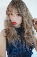 画像18: 《SALE》斜め分け毛先グラデーション染め☆リラックスウェーブロング【根元黒mix×ココナッツベージュ×毛先インディゴブルー】　 (18)