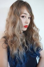 画像19: 《SALE》斜め分け毛先グラデーション染め☆リラックスウェーブロング【根元黒mix×ココナッツベージュ×毛先インディゴブルー】　 (19)