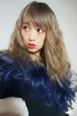画像15: 《SALE》斜め分け毛先グラデーション染め☆リラックスウェーブロング【根元黒mix×ココナッツベージュ×毛先インディゴブルー】　 (15)
