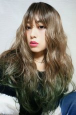 画像10: 【SALE】斜め分け毛先グラデーション染め☆リラックスウェーブロング【根元黒mix×ココナッツベージュ×毛先グリーングラデーション】　 (10)