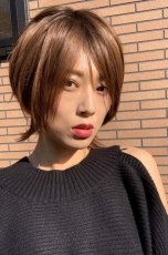 画像2: 【SALE】ふかし加工☆くびれレイヤーショートボブ【根元黒染め×マロンブラウン】　 (2)
