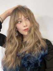 画像4: 《SALE》斜め分け毛先グラデーション染め☆リラックスウェーブロング【根元黒mix×ココナッツベージュ×毛先インディゴブルー】　 (4)