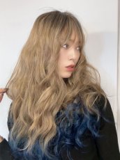 画像2: 《SALE》斜め分け毛先グラデーション染め☆リラックスウェーブロング【根元黒mix×ココナッツベージュ×毛先インディゴブルー】　 (2)