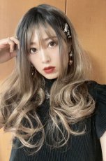 画像9: ふかし加工☆オルチャン風シースルーバングフェミニンカールロング【根元黒染め×シフォンベージュ】 (9)