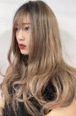 画像4: ふかし加工☆オルチャン風シースルーバングフェミニンカールロング【根元黒染め×シフォンベージュ】 (4)