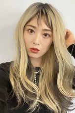 画像10: 【SALE】ふかし加工☆フリンジバング＆サイドインナーカラーゆるカールロング【根元黒染めミルキーゴールド×インナーカラー002R】 (10)
