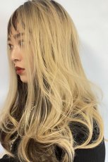 画像16: 【SALE】ふかし加工☆フリンジバング＆サイドインナーカラーゆるカールロング【根元黒染めミルキーゴールド×インナーカラー002R】 (16)