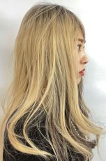 画像17: 【SALE】ふかし加工☆フリンジバング＆サイドインナーカラーゆるカールロング【根元黒染めミルキーゴールド×インナーカラー002R】 (17)