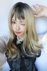 画像3: 【SALE】ふかし加工☆フリンジバング＆サイドインナーカラーゆるカールロング【根元黒染めミルキーゴールド×インナーカラー002R】 (3)