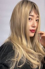 画像15: 【SALE】ふかし加工☆フリンジバング＆サイドインナーカラーゆるカールロング【根元黒染めミルキーゴールド×インナーカラー002R】 (15)