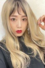 画像14: 【SALE】ふかし加工☆フリンジバング＆サイドインナーカラーゆるカールロング【根元黒染めミルキーゴールド×インナーカラー002R】 (14)
