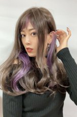 画像16: ふかし加工☆フリンジバング＆サイドインナーカラーゆるカールロング【002R×インナーカラーアッシュグレープパープル】 (16)