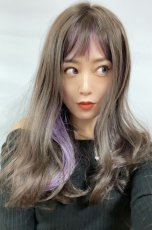 画像13: ふかし加工☆フリンジバング＆サイドインナーカラーゆるカールロング【002R×インナーカラーアッシュグレープパープル】 (13)