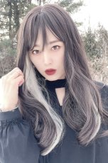 画像2: 【SALE】Ssize☆I型つむじ☆フリンジバング＆サイドインナーカラーゆるカールロング【002R×インナーカラープラチナゴールド】 (2)