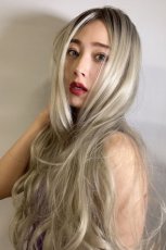 画像13: 【SALE】ふかし加工☆ヌーディカジュアルウェーブロング【根元黒染め×プラチナゴールド】 (13)