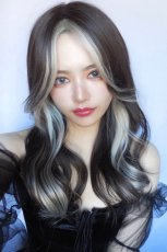 画像2: ふかし加工センターバング＆サイドインナーカラーナチュラルカールロング【002R×インナーカラープラチナゴールド】 (2)