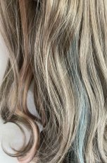 画像18: 【SALE】眉上バング☆姫カット☆ロリータゆるウェーブロング【スモーキーグレージュ×インナーカラーブルー＆ピンク】 (18)