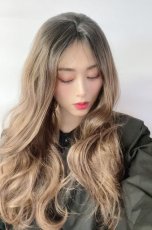 画像4: front lace wig☆シースルーエアリーバングウォームウェーブロング【根元黒染め×ショコラベージュ】 (4)