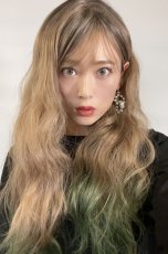 画像7: 【SALE】斜め分け毛先グラデーション染め☆リラックスウェーブロング【根元黒mix×ココナッツベージュ×毛先グリーングラデーション】　 (7)