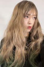 画像9: 【SALE】斜め分け毛先グラデーション染め☆リラックスウェーブロング【根元黒mix×ココナッツベージュ×毛先グリーングラデーション】　 (9)