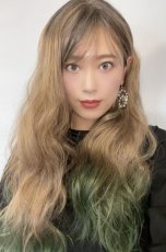 画像4: 【SALE】斜め分け毛先グラデーション染め☆リラックスウェーブロング【根元黒mix×ココナッツベージュ×毛先グリーングラデーション】　 (4)