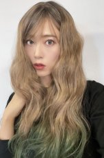 画像8: 【SALE】斜め分け毛先グラデーション染め☆リラックスウェーブロング【根元黒mix×ココナッツベージュ×毛先グリーングラデーション】　 (8)