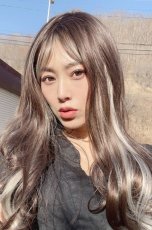 画像19: 【SALE】ふかし加工☆フリンジバング＆サイドインナーカラーゆるカールロング【002R×インナーカラープラチナゴールド】 (19)