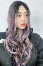 画像9: 【SALE】幅広つむじ☆産毛付き☆抜け感大人グラムウェーブロング【根元黒染め×ラベンダー×ダークグレー】 (9)