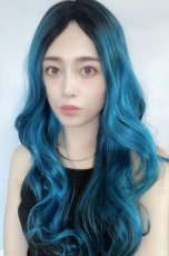 画像2: 【SALE】ふかし加工☆ヌーディカジュアルウェーブロング【根元黒染め×ピーコック・グリーン×マゼラン・ブルー】 (2)