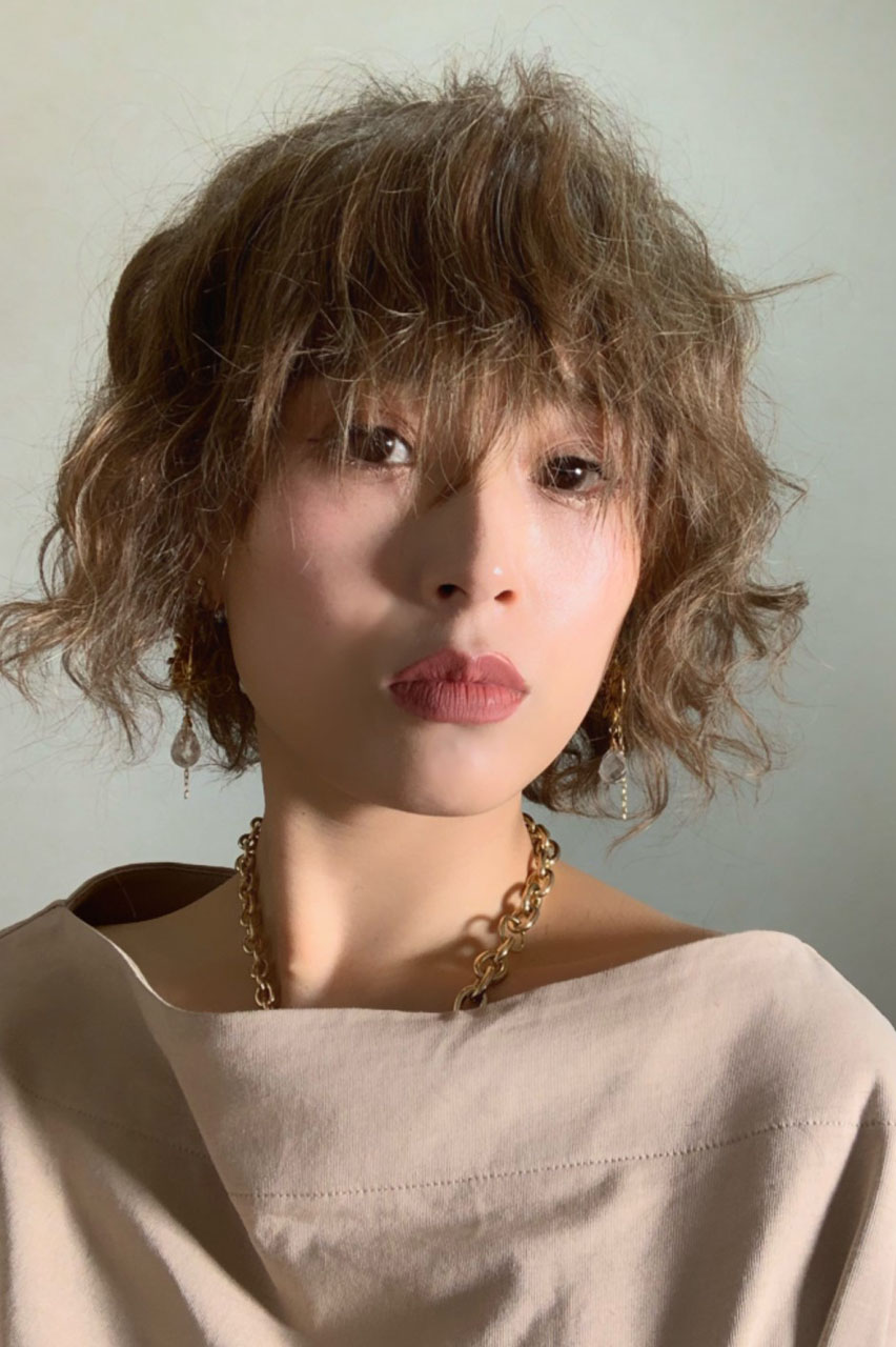 ウェーブボブスタイルでトップにボリュームをプラス こなれ感のあるスタイルもsugarcranzのwigで楽しんで