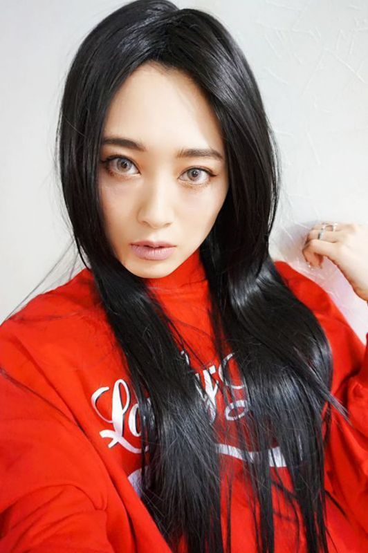 自然な分け目のセンター分けは珍しい 根元黒mixでより自然な生え際を演出