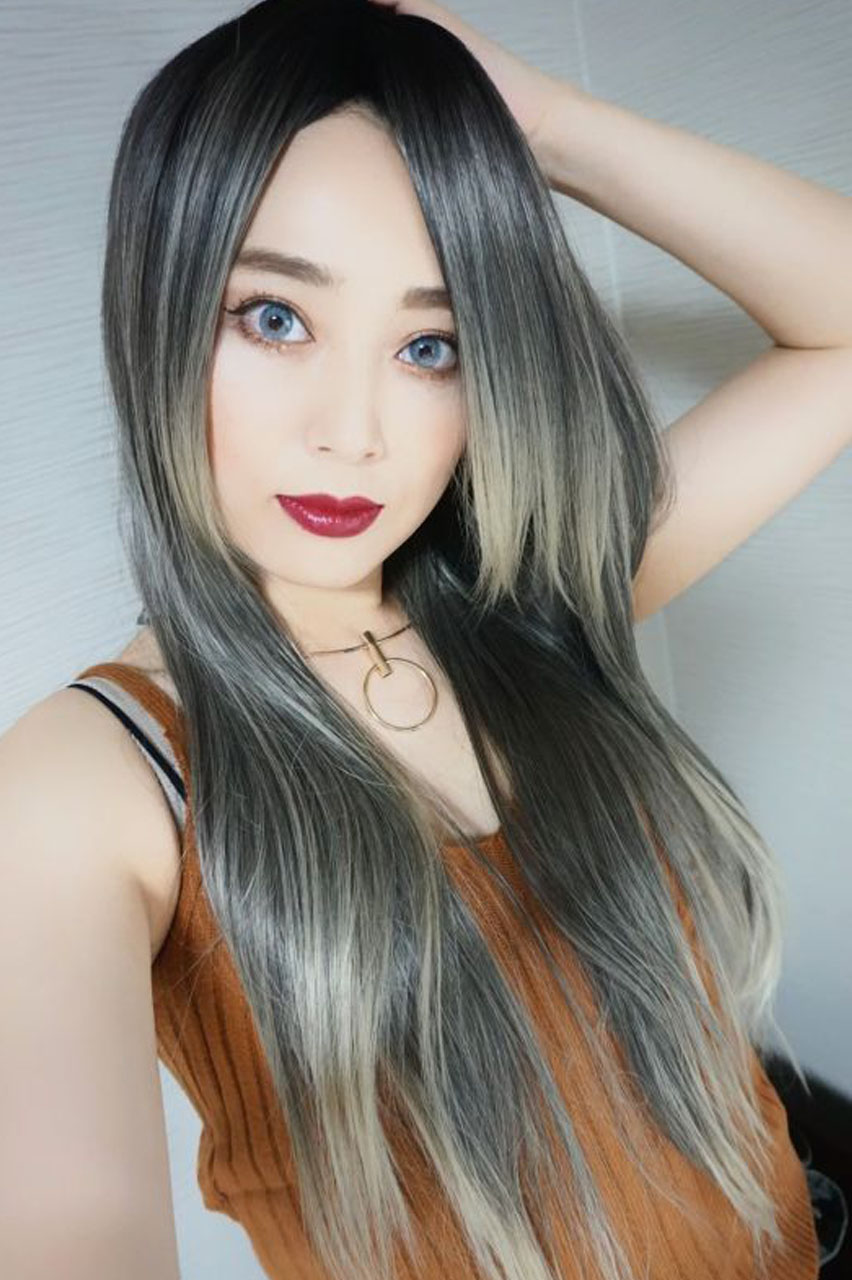 自然な分け目のセンター分けは珍しい 根元黒mixでより自然な生え際を演出