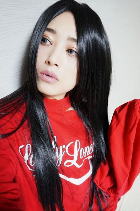 自然な分け目のセンター分けは珍しい 根元黒mixでより自然な生え際を演出