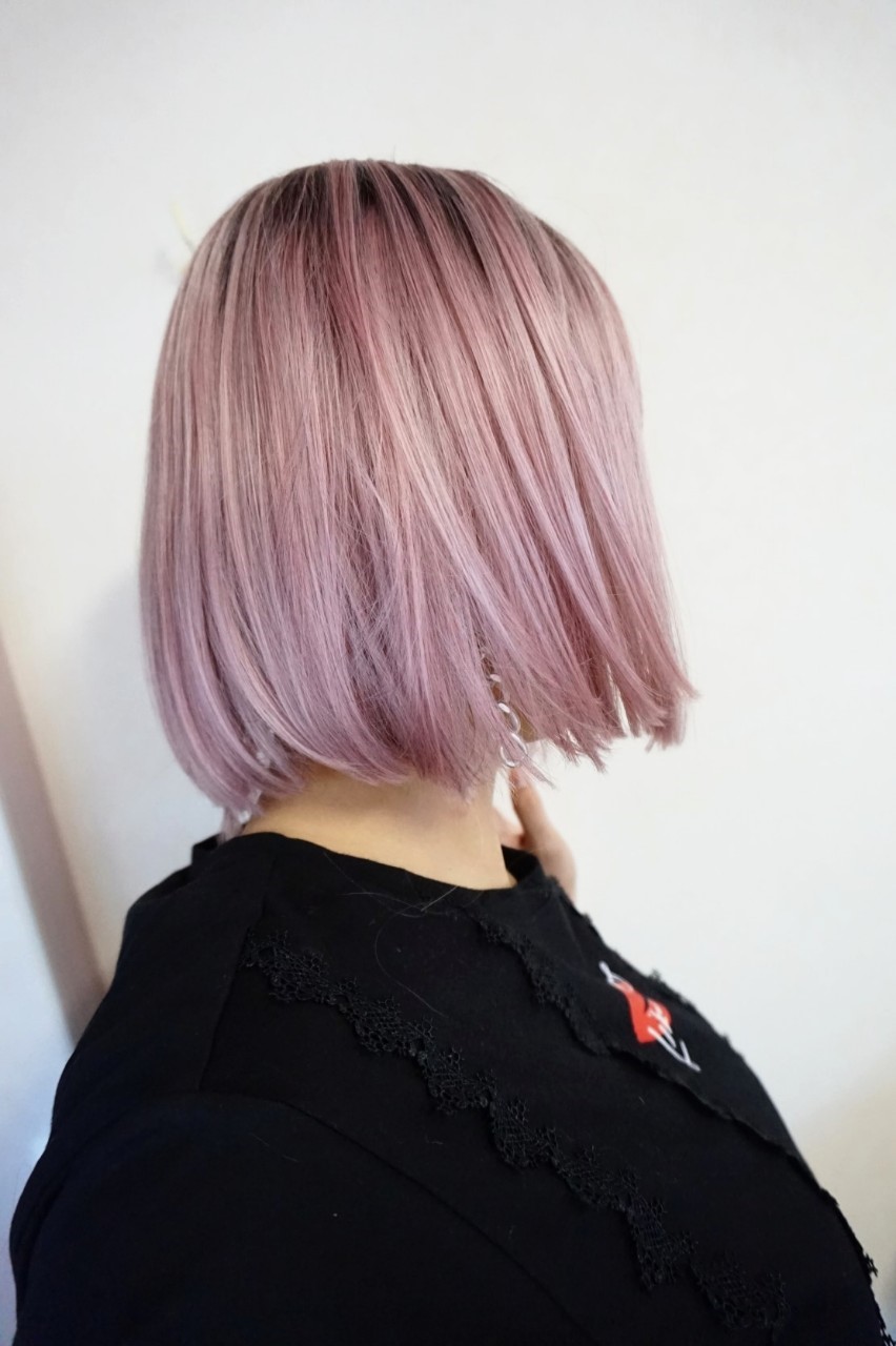 今季流行のスタイル切りっぱなしボブ 個性的なカラーも豊富なお店sugarcranzvivid
