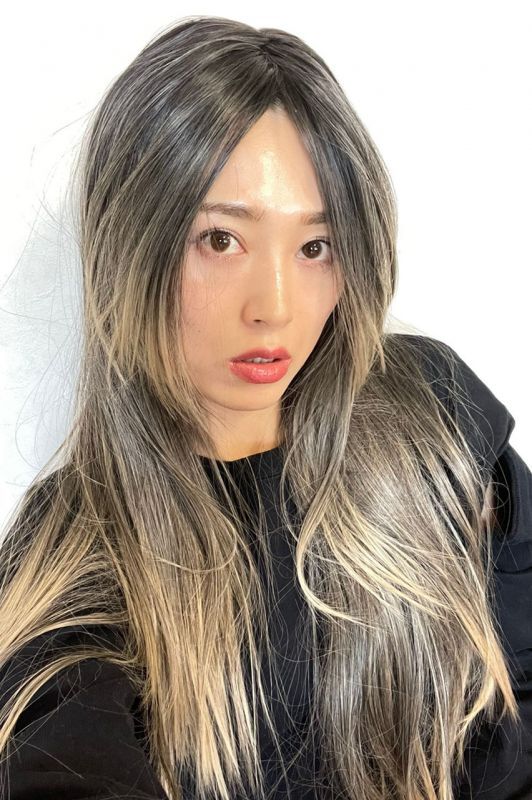 自然な分け目のセンター分けは珍しい 根元黒mixでより自然な生え際を演出