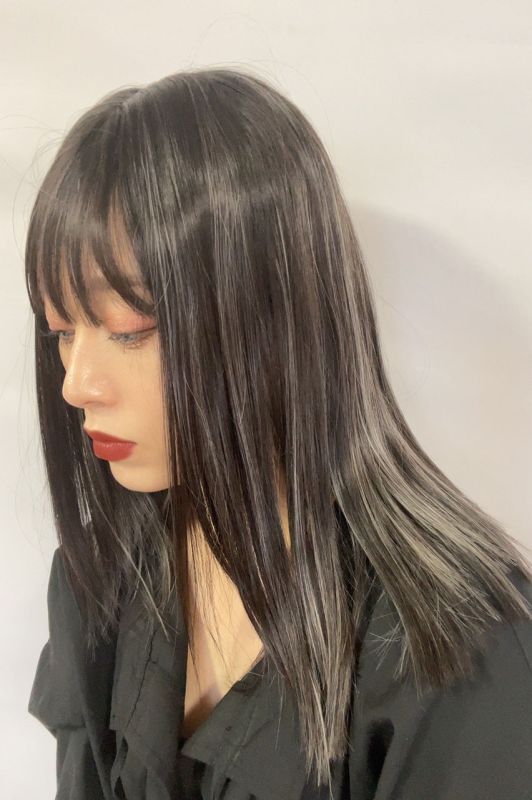 今季流行のブラントカットのロングストレートスタイルもsugarcranzにお任せ